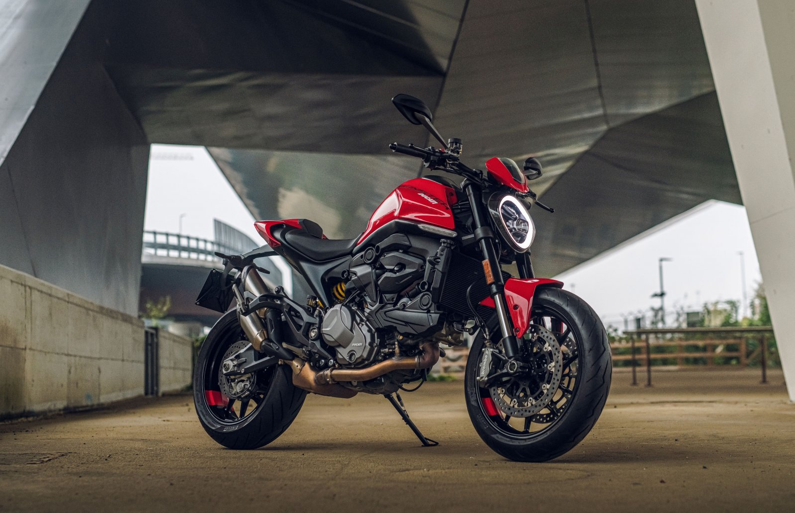 120220-2021_ducati_monster_plus_ambience_17__uc214578_high.jpg