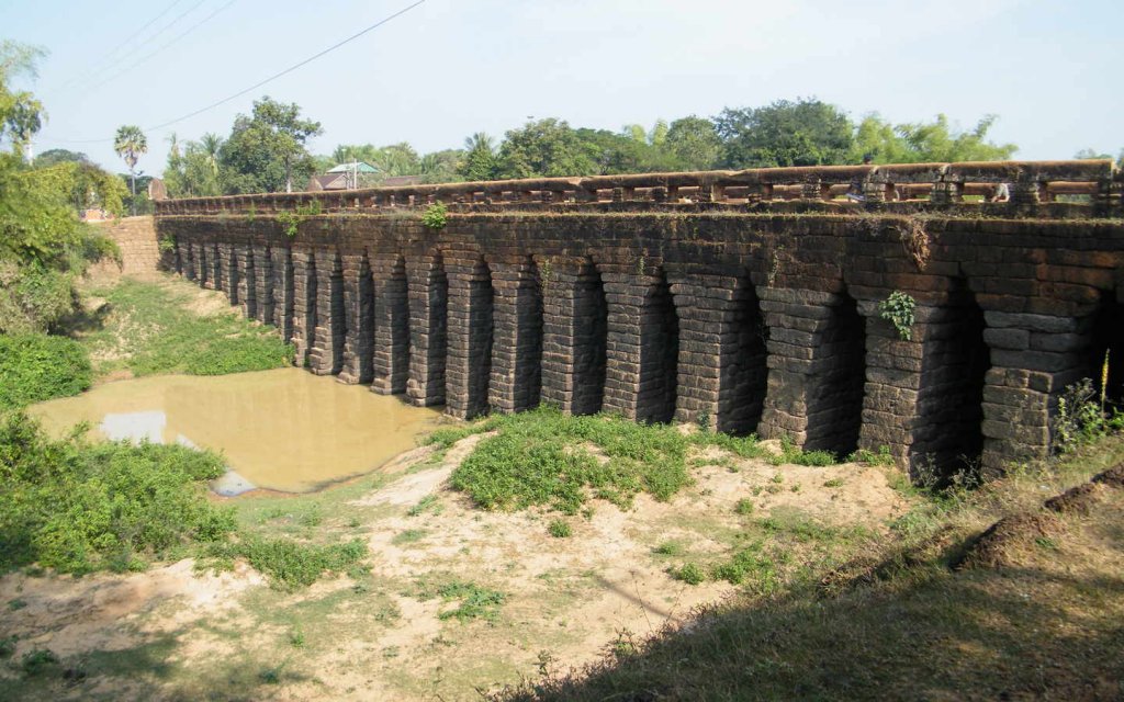 Ankor era bridge,Kampong Kdey.jpg