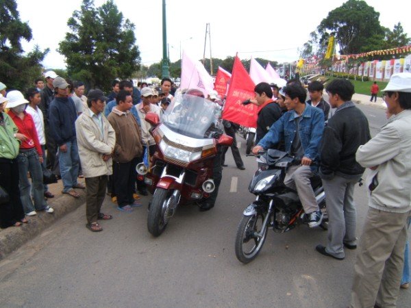 Crowd awed at Goldwing size, cost and radio (600 x 450).jpg