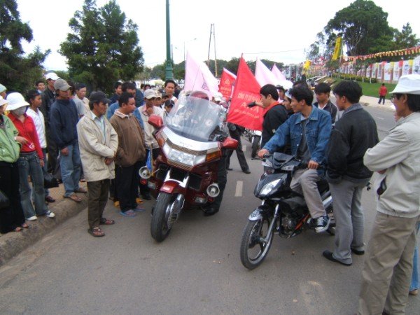 Crowd awed at Goldwing size, cost and radio (600 x 450).jpg Crowd awed at Goldwing size, cost and radio (600 x 450).jpg
