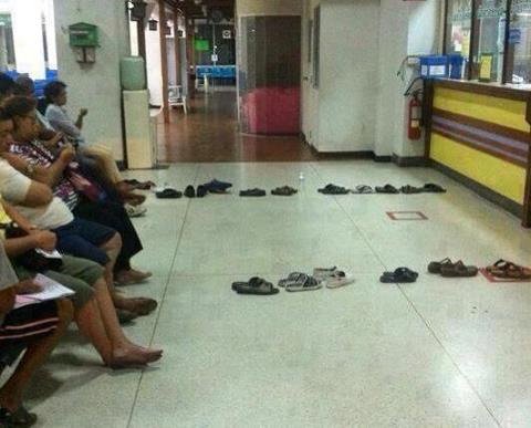Queuing the Thai way !.jpg