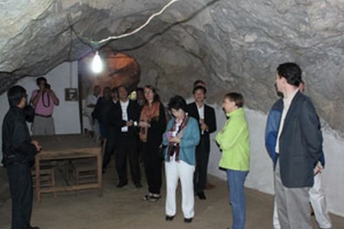 Cave with visitors.jpg Cave with visitors.jpg
