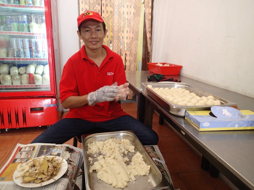 P8122205 make rice balls.JPG