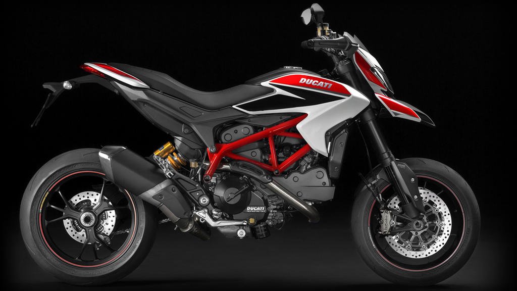 Kyon-chan test rides the Hypermotard 698mono. The seat