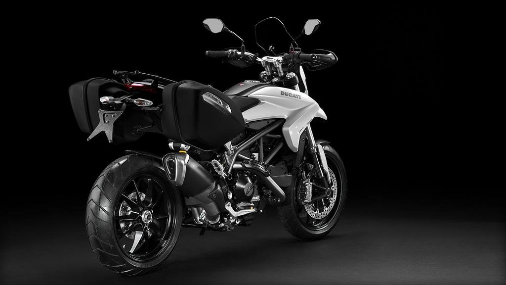 Kyon-chan test rides the Hypermotard 698mono. The seat