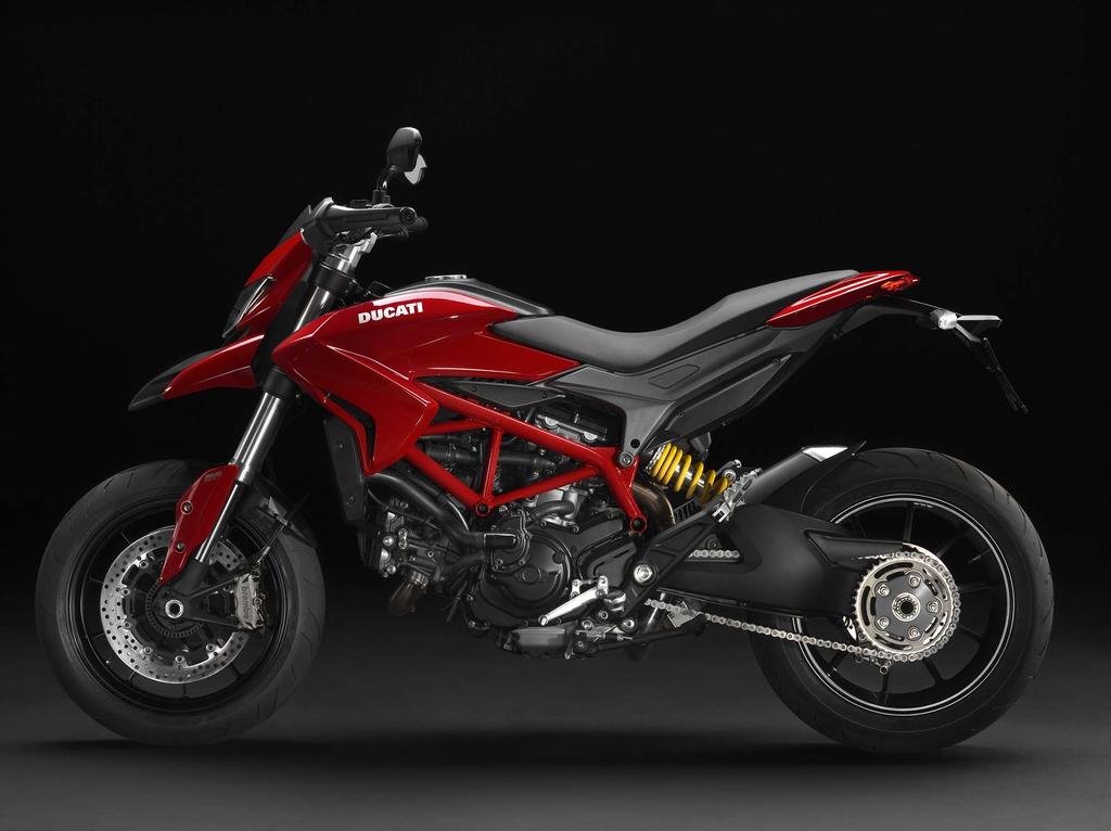 Kyon-chan test rides the Hypermotard 698mono. The seat