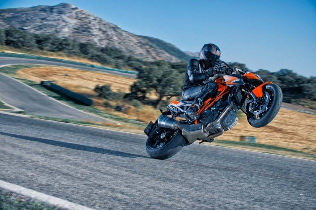 101813-2014-ktm-1290-superduke-r-wheelie-633x421.jpg