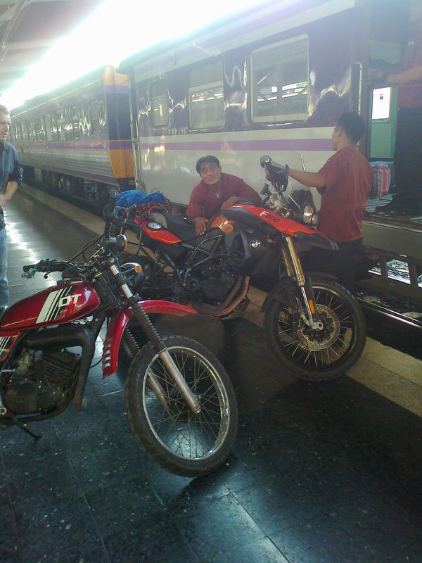day6bangkoktrain.jpg day6bangkoktrain.jpg