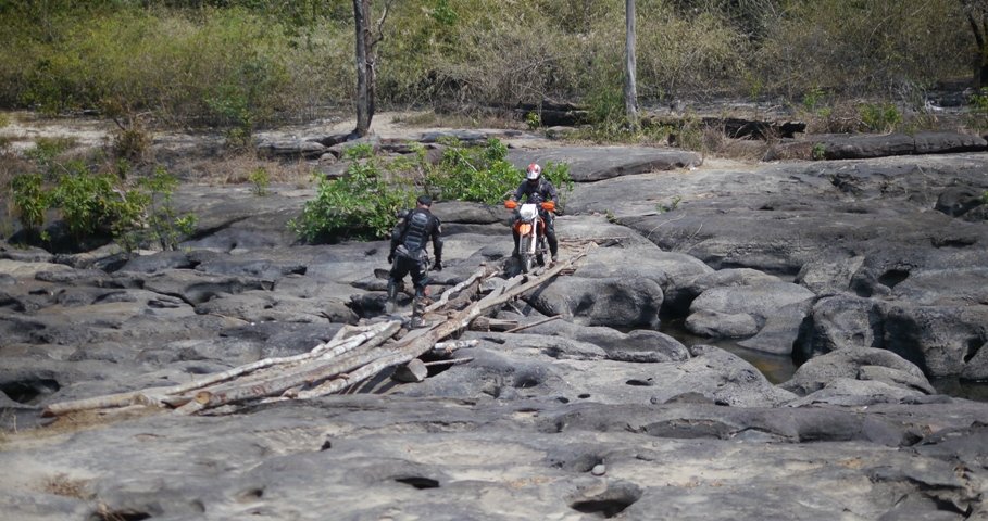 KTM Rocky crossing near Kamlot 18-02-2014.JPG