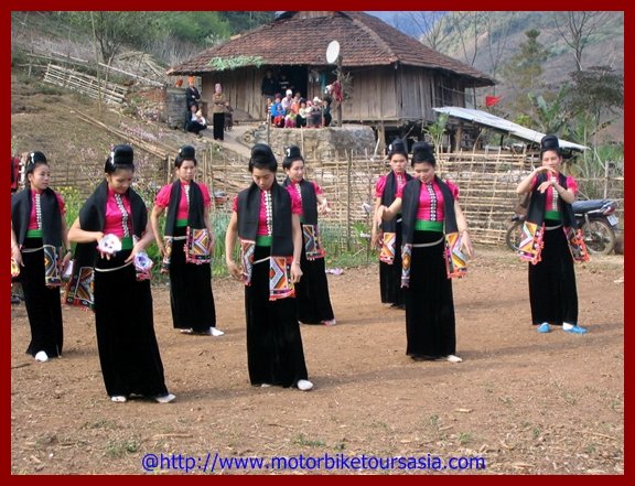 Ethnic traditional dance in the North- Vietnam.jpg