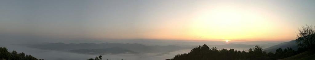 Sunrise at Pha Chu.jpg Sunrise at Pha Chu.jpg