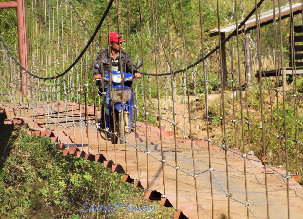 Xe-Kon-suspension-bridge.jpg