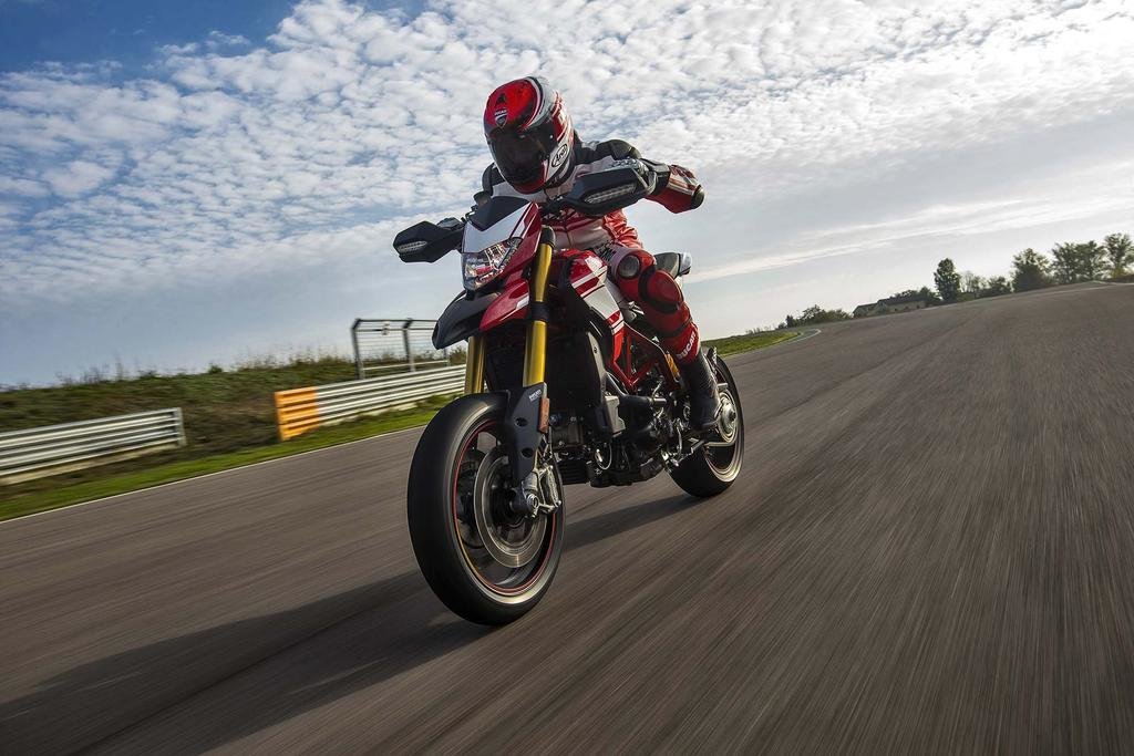 2016-Ducati-Hypermotard-939-SP-06.jpg
