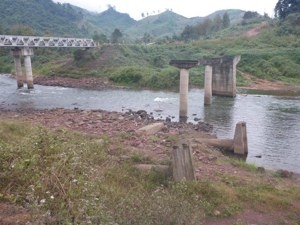 New and Old bridge Mueang Nga.jpg