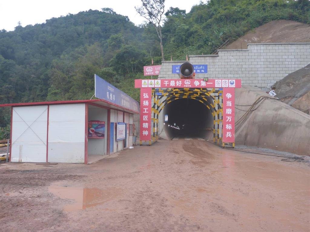 Tunnel 2.jpg Tunnel 2.jpg