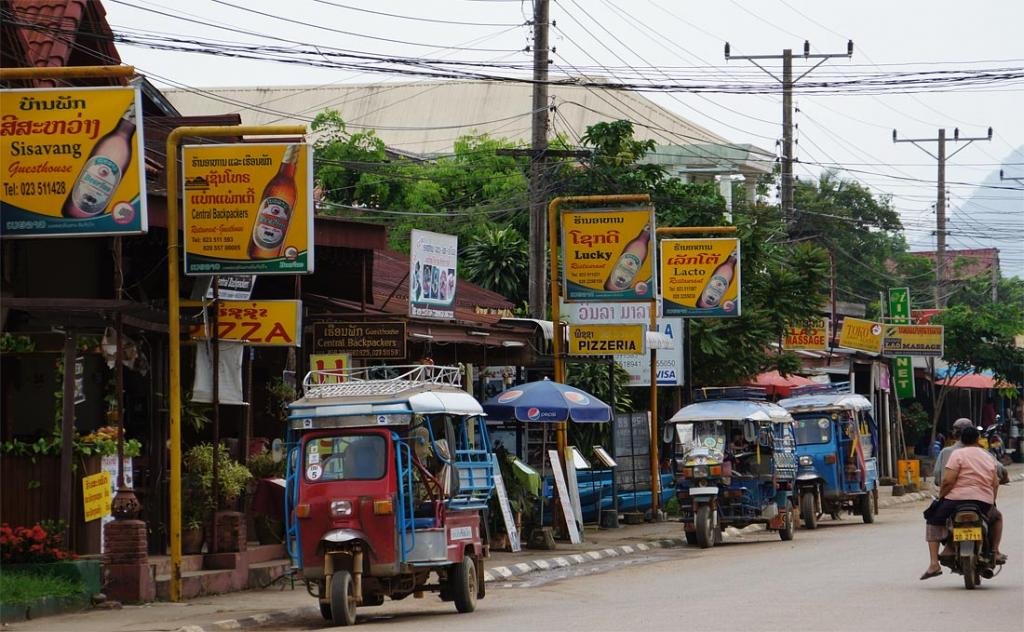 vang-vieng-street.jpg vang-vieng-street.jpg