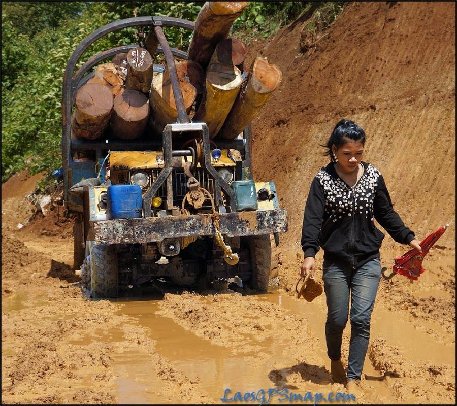 log-truck-stuck.jpg log-truck-stuck.jpg