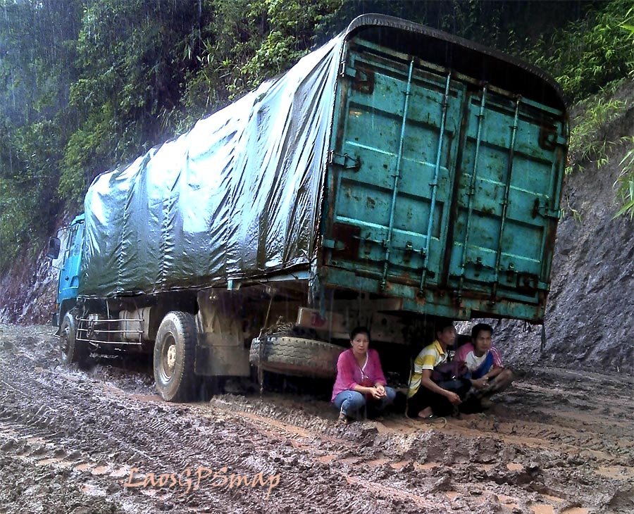 7799d1344210788-high-mountains-phongsali-truck-down.jpg