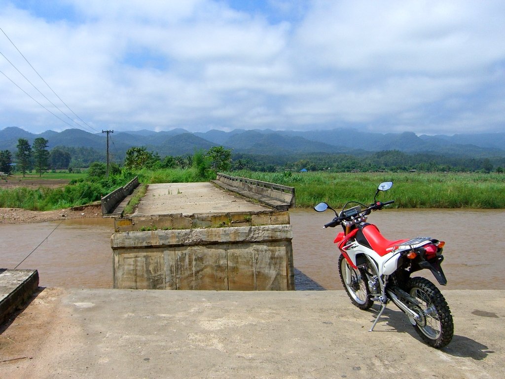 Bridge Mae Sariang.jpg